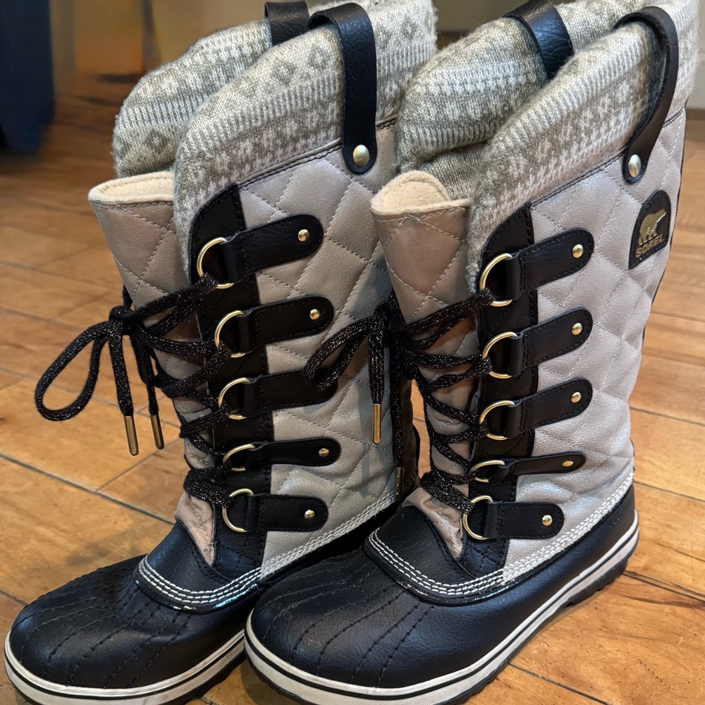 Women's Black and Gray Winter Boots